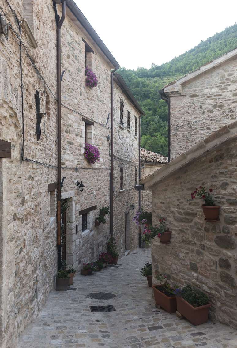 Vista de uma rua da cidade medieval de Piobbico