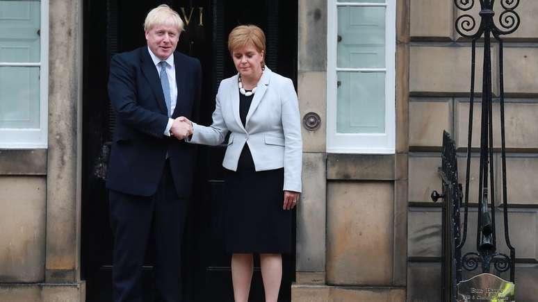 Boris Johnson e Nicola Sturgeon; ela prometeu pleitear um novo plebiscito sobre a independência escocesa, e ele prometeu vetá-lo