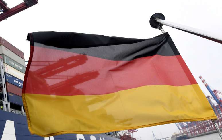 Bandeira alemã em terminal do porto de Hamburgo, na Alemanha
15/03/2018
REUTERS/Fabian Bimmer