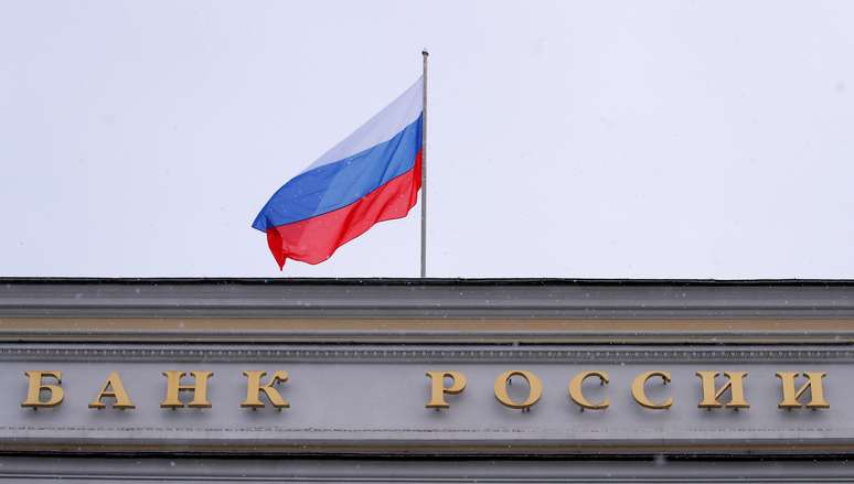 Bandeira russa na sede do banco central russo em Moscou REUTERS/Maxim Shemetov