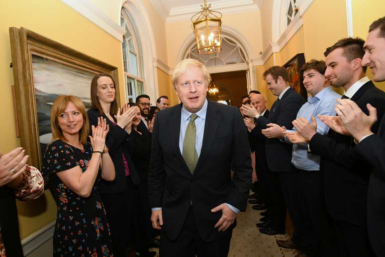 Premiê britânico, Boris Johnson, recebe aplausos em Downing Street após ser recebido pela rainha Elizabeth
13/10/2019
Stefan Rousseau/Pool via REUTERS