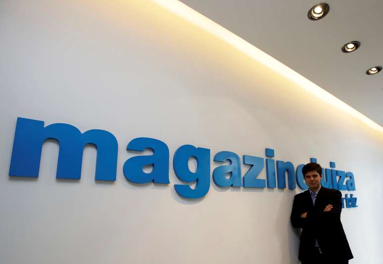 CEO da Magazine Luiza, Frederico Trajano, em frente a logo da empresa.
23/10/2017
REUTERS/Paulo Whitaker     