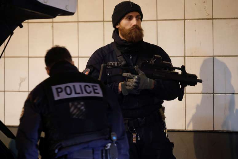 Policias franceses na região de La Défense, em Paris
13/12/2019
REUTERS/Charles Platiau