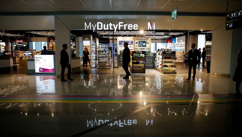 Imagem de um duty free shop dentro do aeroporto der Munique, Alemanha. 22/4/2016. REUTERS/Michael Dalder
