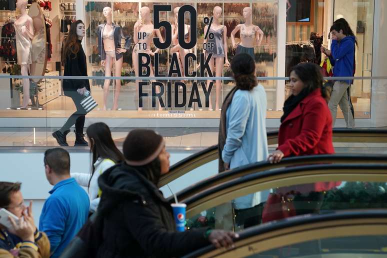Pessoas fazem compras em shopping center em King of Prussia, Pensilvânia (EUA) 
29/11/2019
REUTERS/Sarah Silbiger