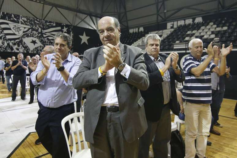 Nelson Mufarrej (ao centro) é quem comanda as reuniões com os investidores (Foto: Vitor Silva/Botafogo)