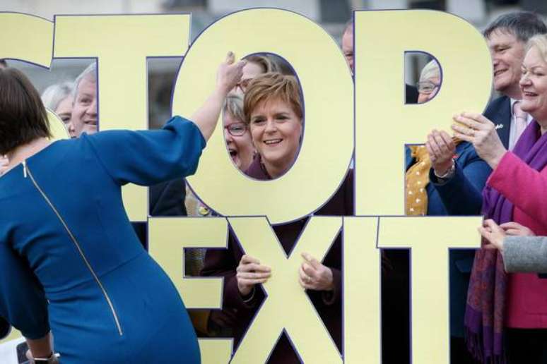 Nicola Sturgeon (ao centro) quer segundo plebiscito sobre a independência da Escócia