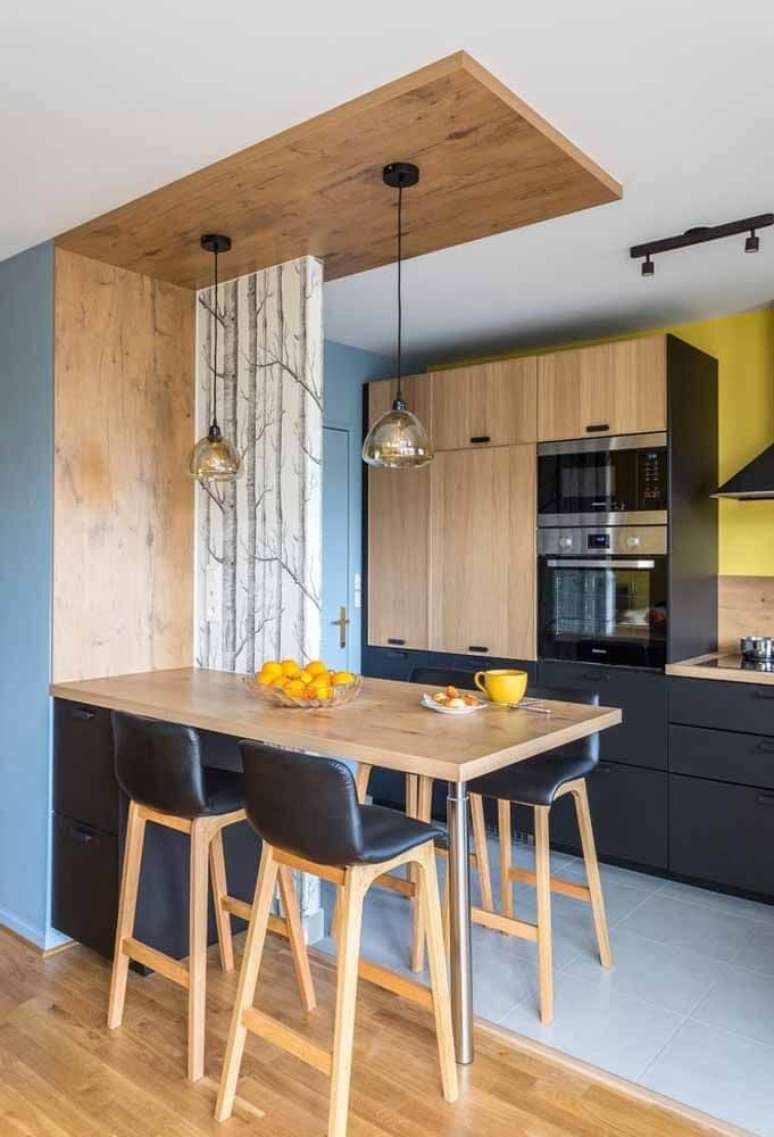 6. Balc&atilde;o de cozinha de madeira com m&oacute;veis pretos para destacar a modernidade da cozinha &ndash; Via: Pinterest