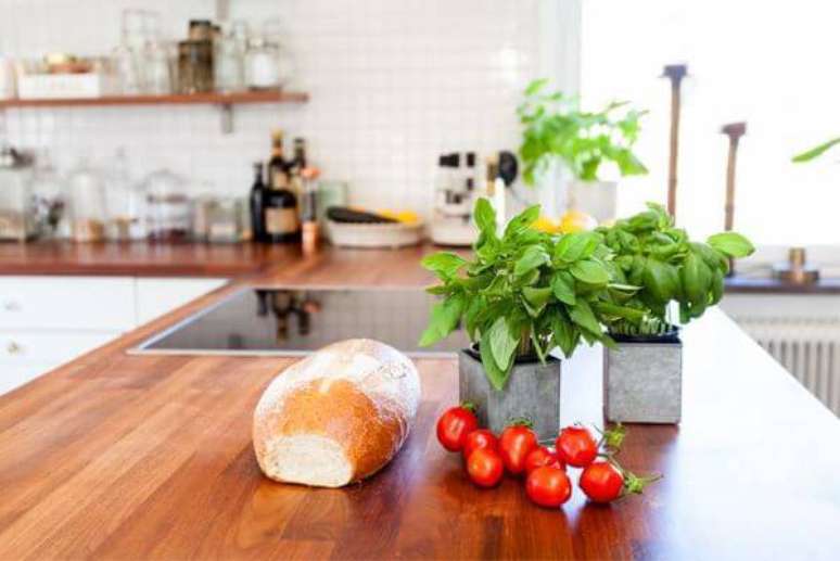 46. Balc&atilde;o de madeira para cozinha de madeira &ndash; Via: Homepedia