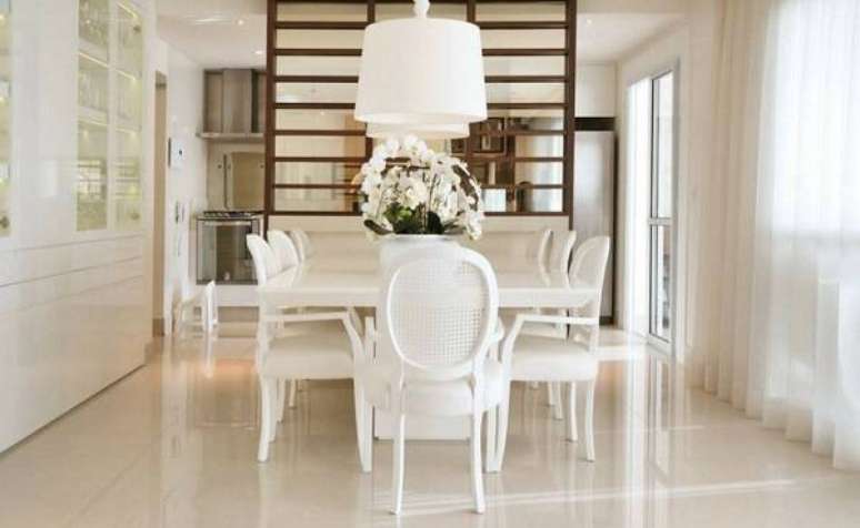 15. Cadeira medalhão branca. Fonte: Betania Pacheco Arquitetura