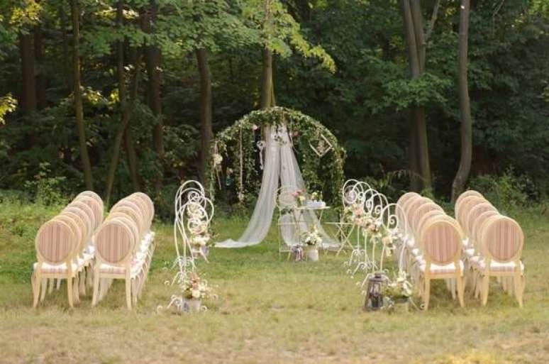 24. A cadeira medalhão utilizada para cerimônias de casamento. Fonte: Casamentos