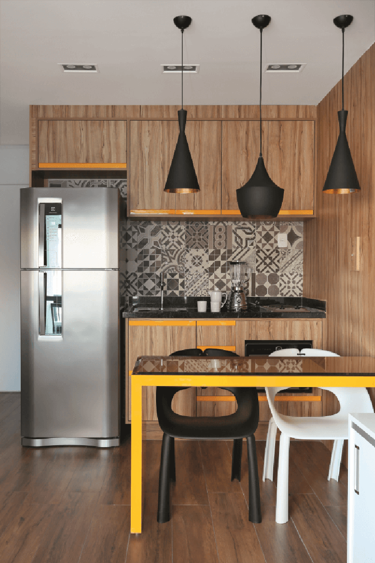 14. Cozinha de madeira com detalhes em amarelo e preto &ndash; Via: Pinterest
