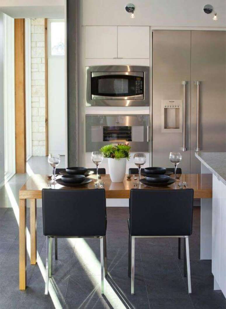 15. Cozinha de madeira com cadeiras preta &ndash; Via: Pinterest