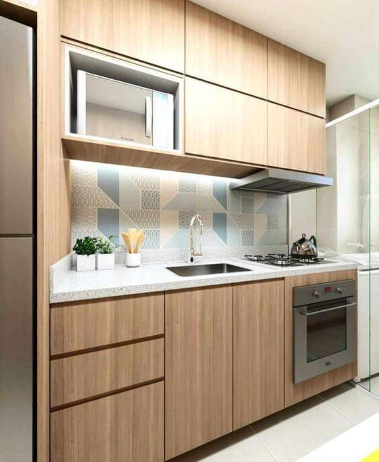 17. Cozinha de madeira com revestimento azul &ndash; Via: Pinterest