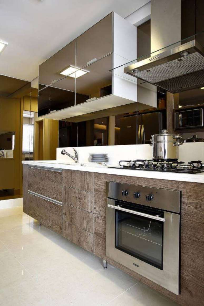 32. Decora&ccedil;&atilde;o de cozinha de madeira planejada arm&aacute;rios de cozinha espelhados &ndash; Via: Pinterest