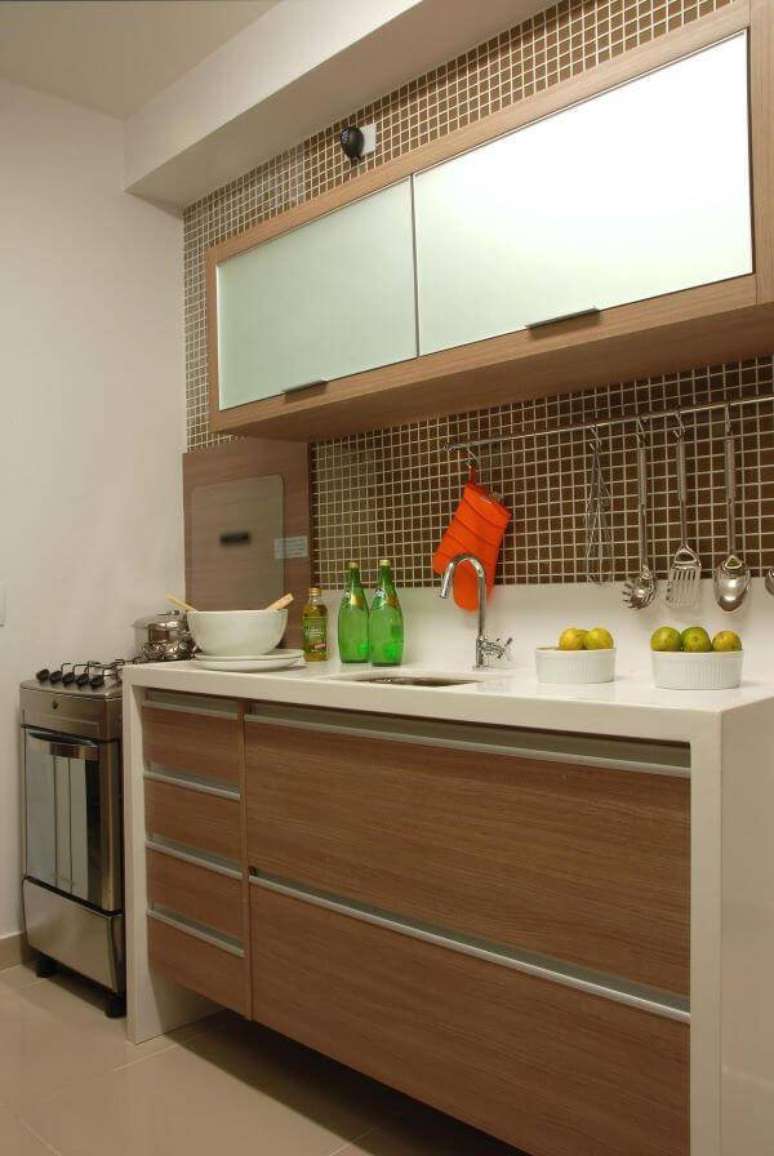 33. Cozinha de madeira pequena &ndash; Via: Teresinha Nigri