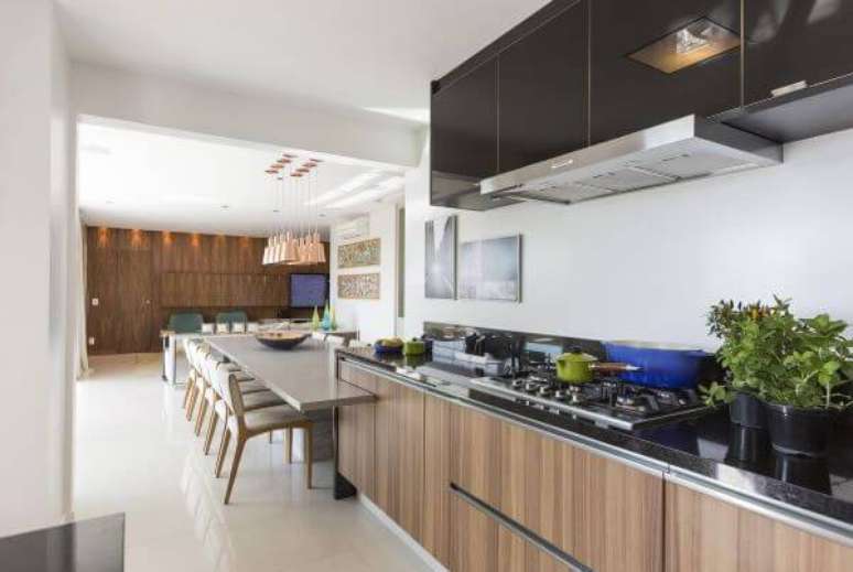 38. Cozinha de madeira ampla com bancada neutra para refei&ccedil;&otilde;es do dia a dia &ndash; Projeto: Mariani Oglouyan