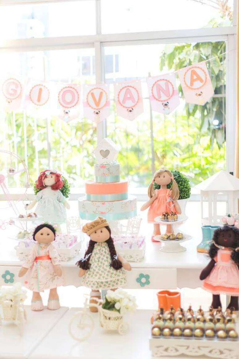 34. Festa em casa para crianças com tema bonecas – Via: Festa Clean Chic