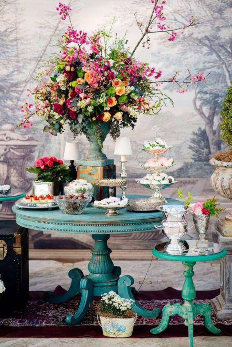 36. Decoração de festa em casa colorida com arranjos de flores e móveis antigos – Via: Pinterest