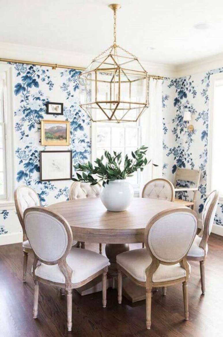 26. Sala de jantar deslumbrante com papel de parede floral. Fonte: Pinterest