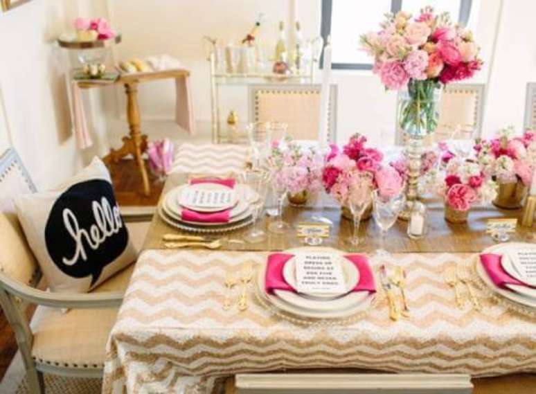 48. Festa em casa com decoração rosa e dourado – Via: Meu Casamento