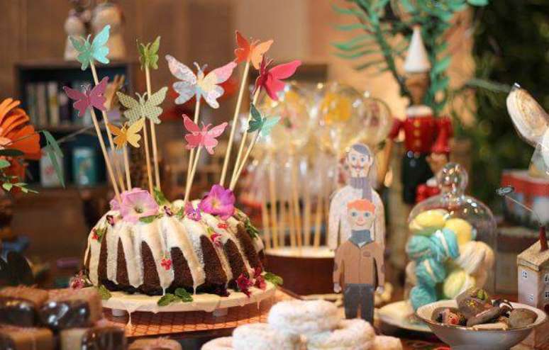 54. Festa em casa com flores decorando o bolo &ndash; Via: Casa e Jardim