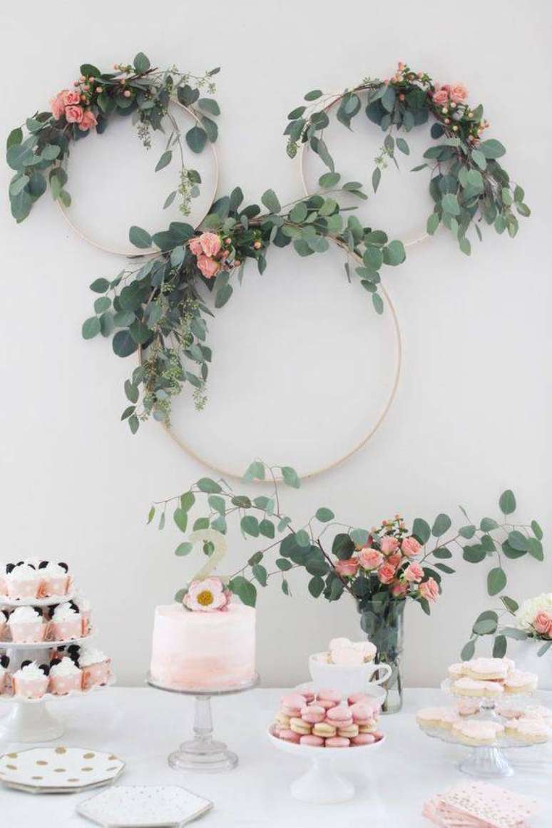 56. Festa em casa com arco de flores na mesa de doces – Via: Pinterest