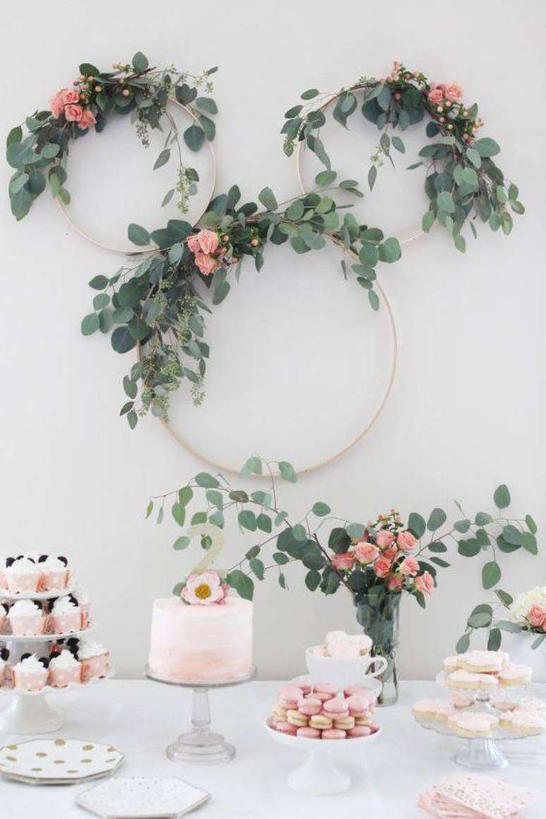 56. Festa em casa com arco de flores na mesa de doces &ndash; Via: Pinterest