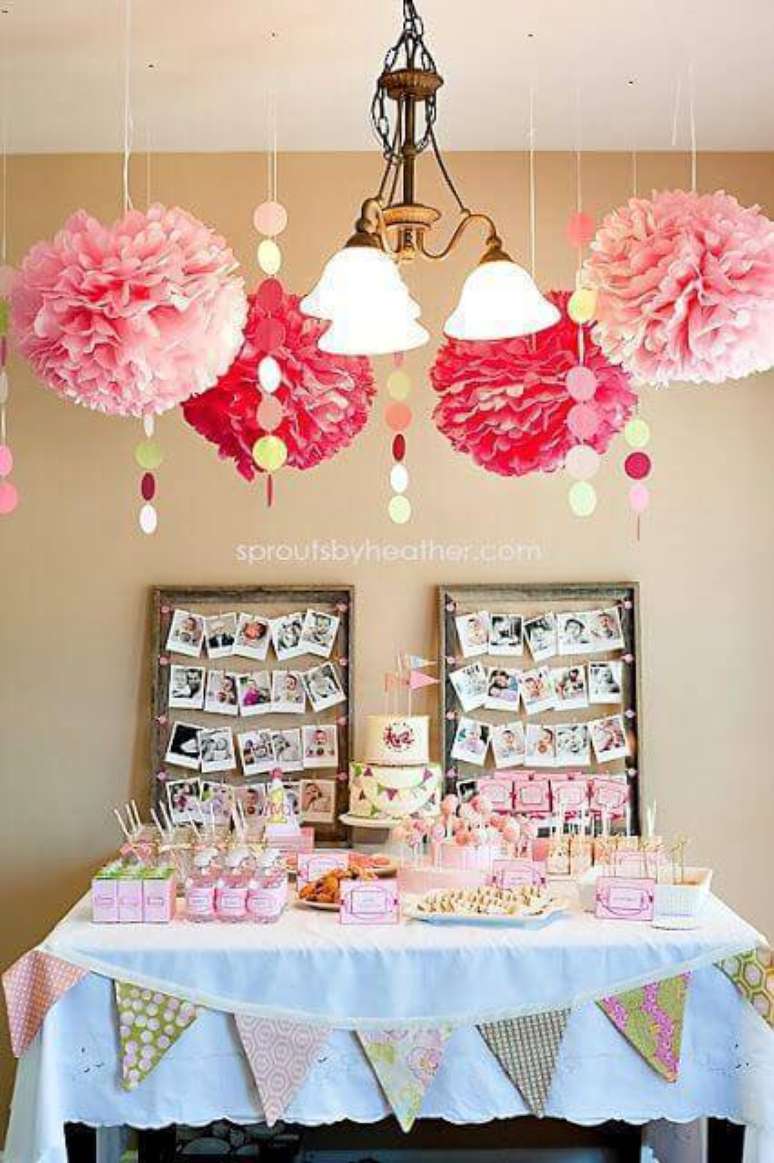 59. Festa em casa com decoração aérea cor de rosa – Via: Pinterest