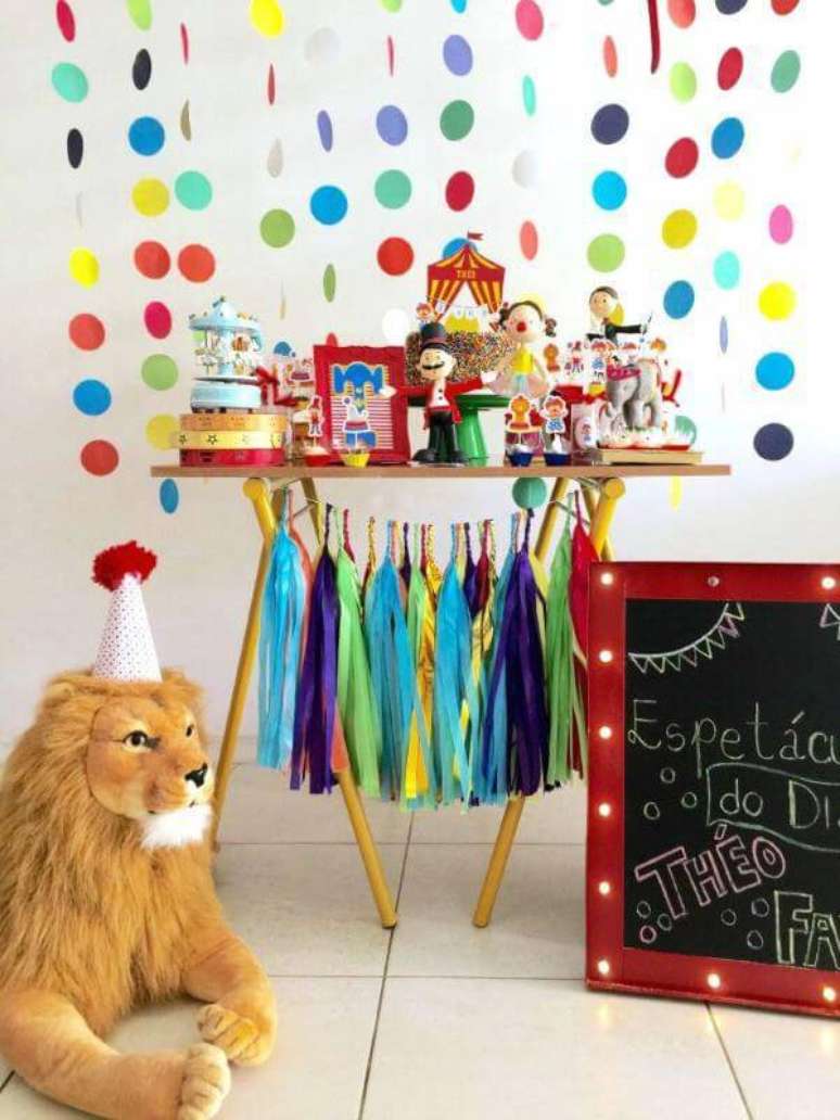 61. Festa em casa com detalhes coloridos e animais de pelúcia para o tema circo – Via: Pinterest