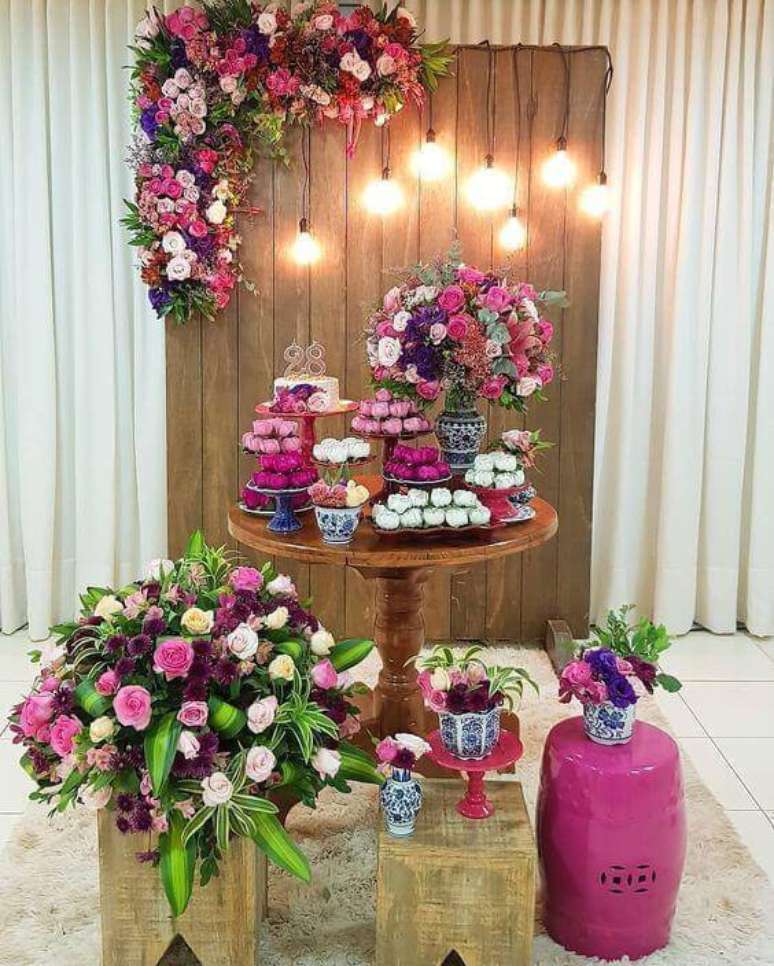 6. Festa em casa com flores cor de rosa e roxo – Via: Pinterest