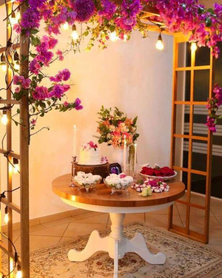 62. Festa em casa com flores cor de rosa – Via: Tua Casa