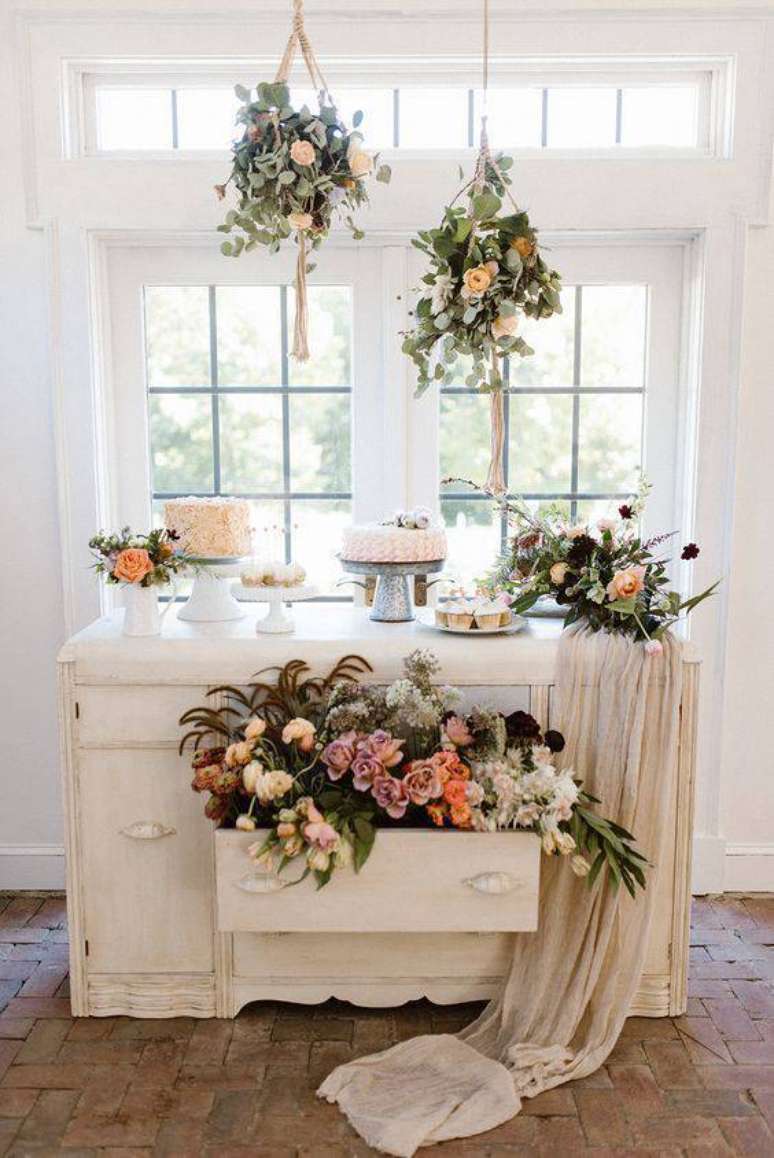 11. A gaveta aberta com flores dentro é uma alternativa de enfeitar a decoração da sua festa em casa – Via: Ruffled Blog