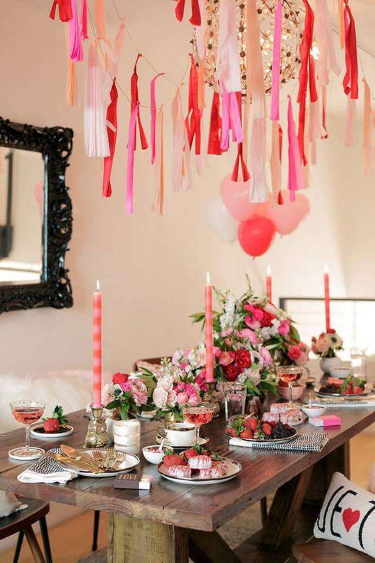 18. Festa em casa com mesa de jantar decorada e cheia de doces &ndash; Via: Pinterest