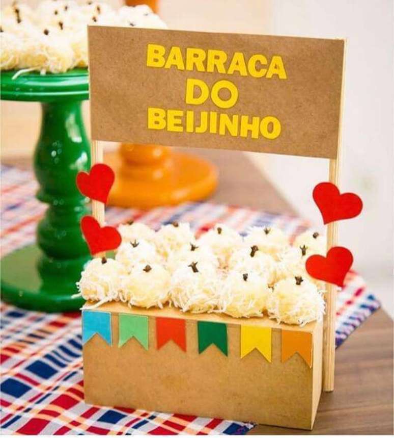 25. Festa junina com barraca do beijo &ndash; Via: Pinterest