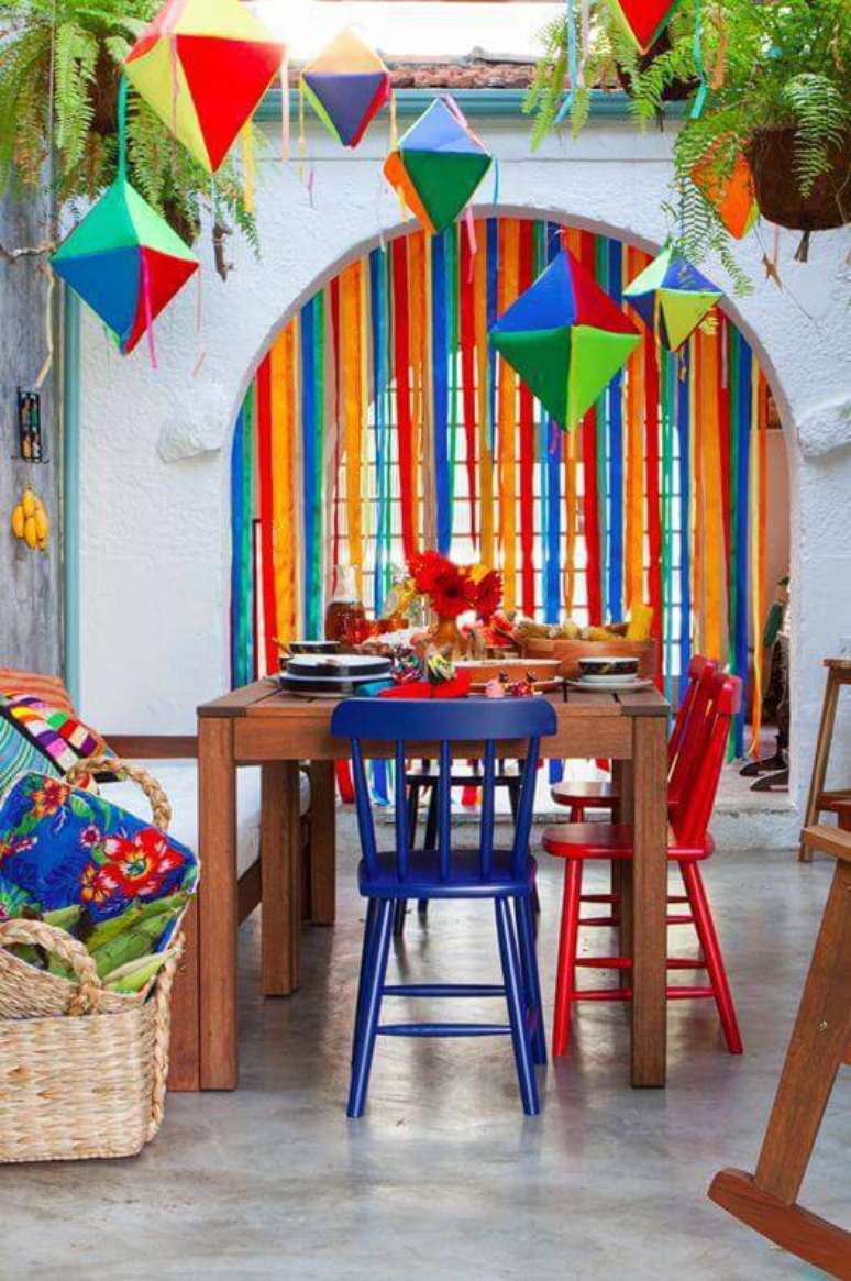 3. Festa em casa com móveis coloridos e balões de festa junina – Via: Arquitrecos