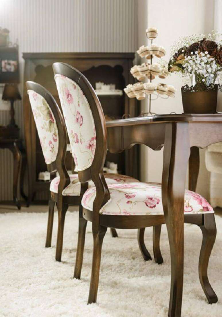 36. Modelo de cadeira tipo medalhão com tecido floral. Fonte: Pinterest