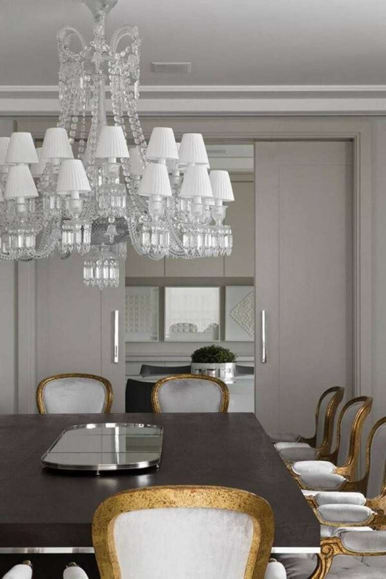 38. Sala de jantar elegante com cadeira dourada do tipo medalhão. Fonte: Pinterest