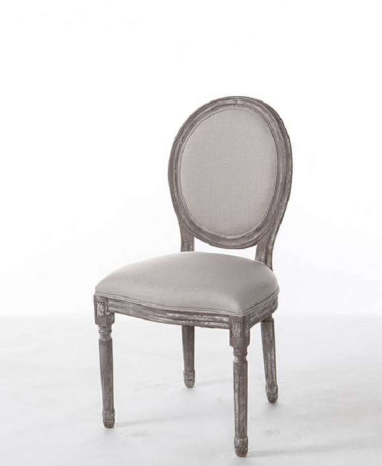 42. Modelo de cadeira medalhão branca. Fonte: Pinterest