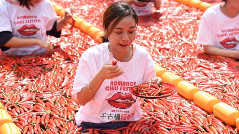 Competições de ingestão de pimenta, como esta na cidade chinesa de Hanghzou, são cada vez mais populares