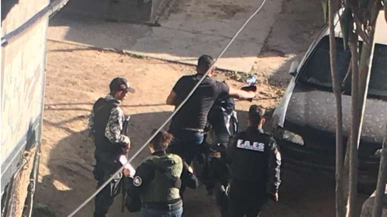 Vizinhos de Maria, que denuncia a execu&ccedil;&atilde;o de seu filho por agentes da Faes, registraram quando os policiais levaram uma moto do local