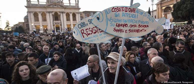 "A Constituição não se toca, se aplica": Peixe é símbolo do movimento italiano contra a extrema direita