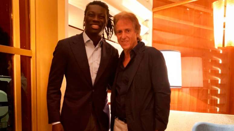 Bafétimbi Gomis ao lado de Jorge Jesus (Foto: Reprodução Twitter @BafGomis)