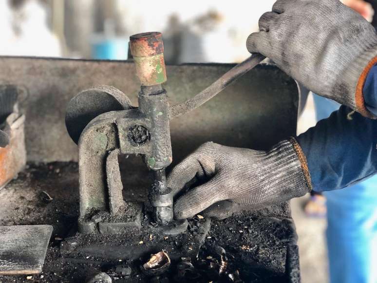 A castanha deve ser quebrada para retirar a am&ecirc;ndoa de dentro; quando era crian&ccedil;a, Maria Cristina da Silva fazia o processo com peda&ccedil;o de pau e pedra