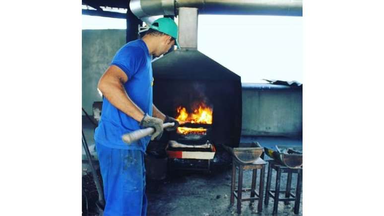 O processo da queima da castanha &eacute; feito de forma segura, com luvas e filtro para a fuma&ccedil;a