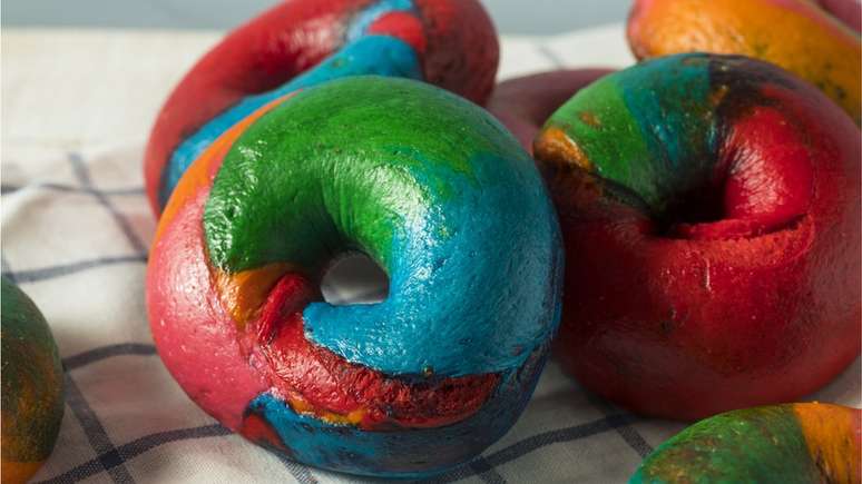Graças aos corantes alimentares, os bagels de arco-íris estão na moda agora