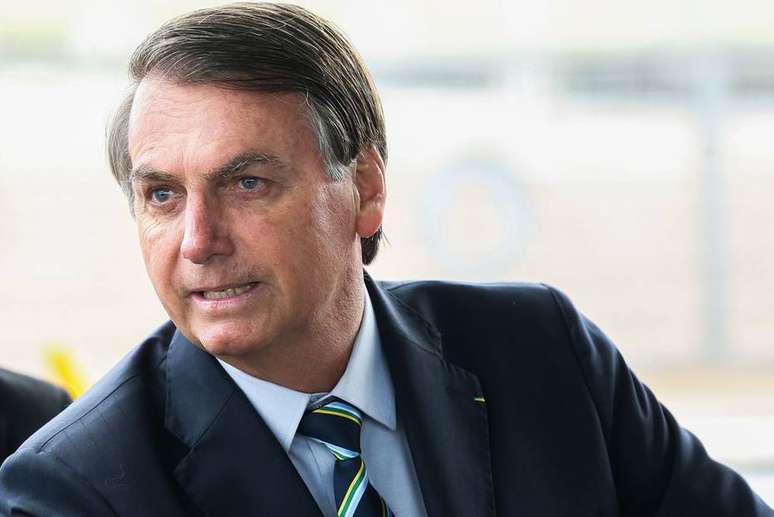 Presidente Jair Bolsonaro na porta do Palácio da Alvorada.