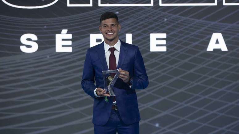 Bruno Guimarães foi premiado como o melhor meia do Brasileirão de 2019 pela CBF - Lucas Figueiredo/CBF