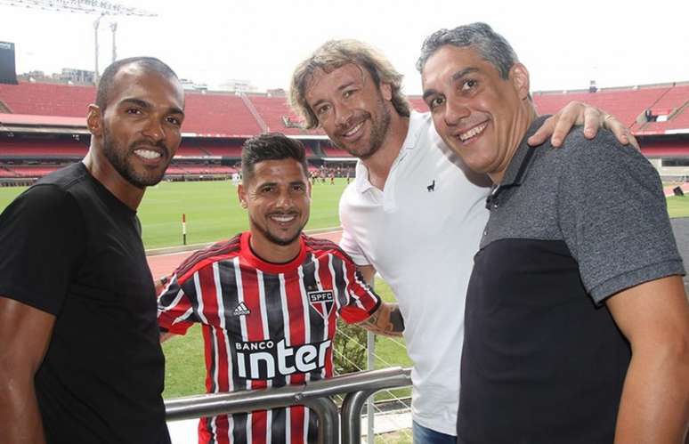 Richarlyson posa com os ex-companheiros Cicinho, Lugano e Roger no Morumbi - FOTO: Rubens Chiri/saopaulofc.net