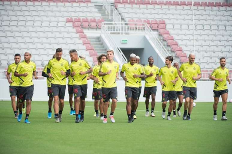 Flamengo treinou com o grupo completo no campo (Foto: Alexandre Vidal)